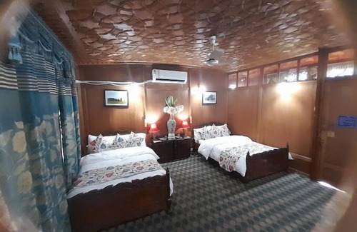 Dal Lake Hotel | Swan Group Of Houseboats