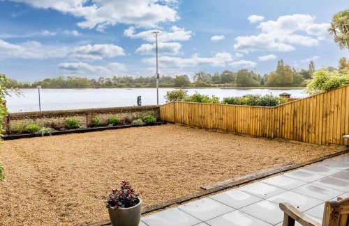 Poole Apartamento | Swan Lake - Stunning Lakeside Apartment with Private Garden