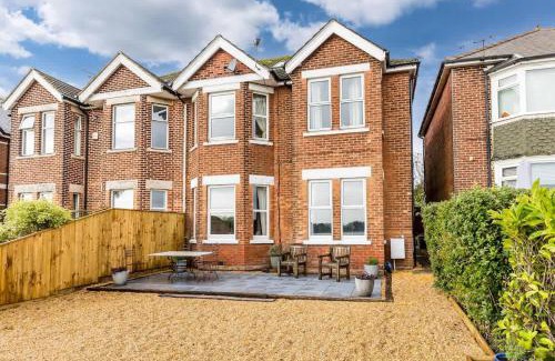 Poole Apartamento | Swan Lake - Stunning Lakeside Apartment with Private Garden