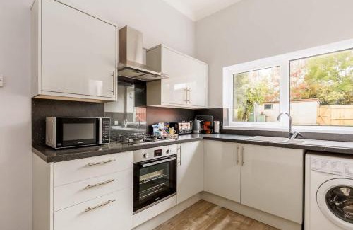 Poole Apartamento | Swan Lake - Stunning Lakeside Apartment with Private Garden