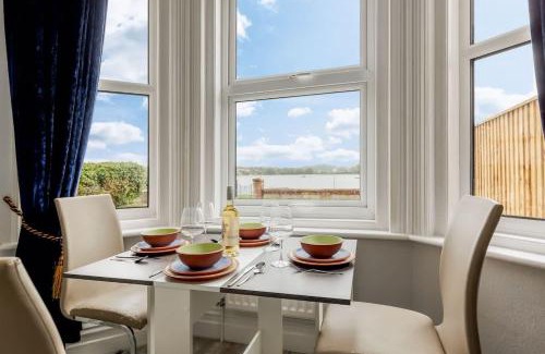 Poole Apartamento | Swan Lake - Stunning Lakeside Apartment with Private Garden