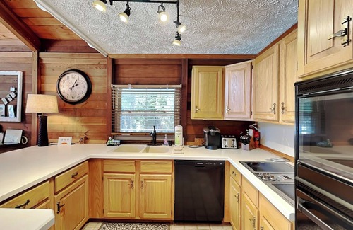 North Glade Hills Casa | Swan's Nest | Lakefront with Private Dock & Game Room!