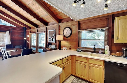 North Glade Hills Casa | Swan's Nest | Lakefront with Private Dock & Game Room!