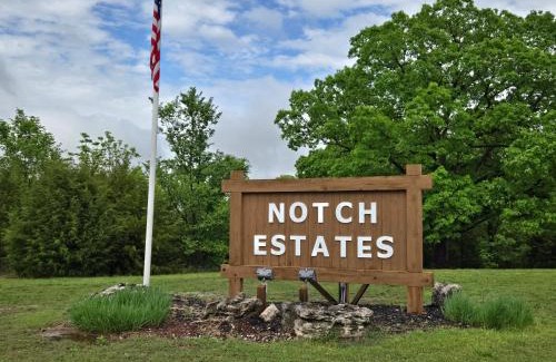 Notch Estates Apartamento | Swan's Woodland Getaway Condo