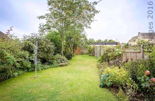 Southrop Cabaña | SWAN VIEW, pet friendly, with open fire in Southrop