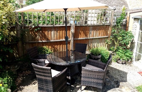 Southrop Cabaña | SWAN VIEW, pet friendly, with open fire in Southrop