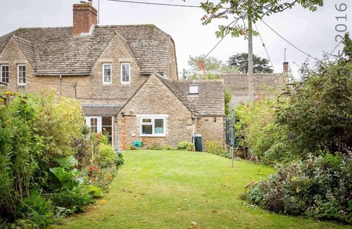 Southrop Cabaña | SWAN VIEW, pet friendly, with open fire in Southrop