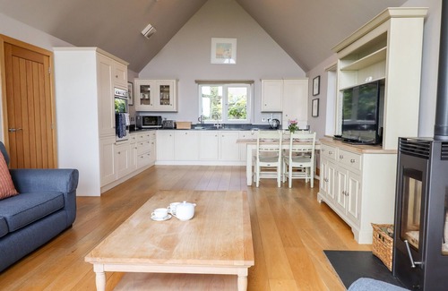 Eleighwater Cabaña | SWANDOWN, 12 KITTWHISTLE, family friendly in Cricket St. Thomas