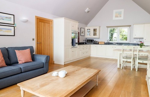 Eleighwater Cabaña | SWANDOWN, 12 KITTWHISTLE, family friendly in Cricket St. Thomas