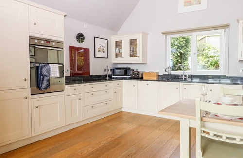 Eleighwater Cabaña | SWANDOWN, 12 KITTWHISTLE, family friendly in Cricket St. Thomas
