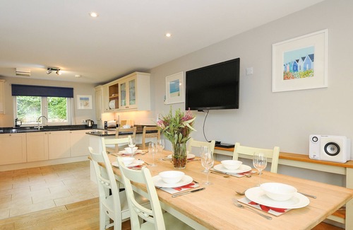 Eleighwater Cabaña | SWANDOWN, 12A GOLDENHAYE, romantic, with pool in Cricket St. Thomas