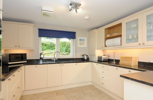 Eleighwater Cabaña | SWANDOWN, 12A GOLDENHAYE, romantic, with pool in Cricket St. Thomas