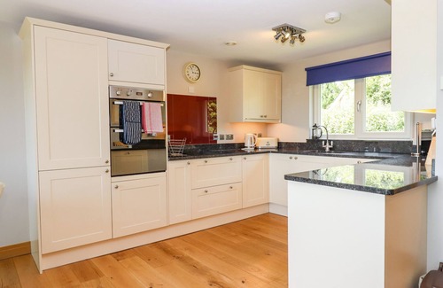 Eleighwater Cabaña | SWANDOWN, 16 NETHERHAYE, with pool in Cricket St. Thomas