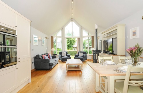 Eleighwater Cabaña | SWANDOWN, 3 BLACKDOWN, pet friendly, with pool in Cricket St. Thomas