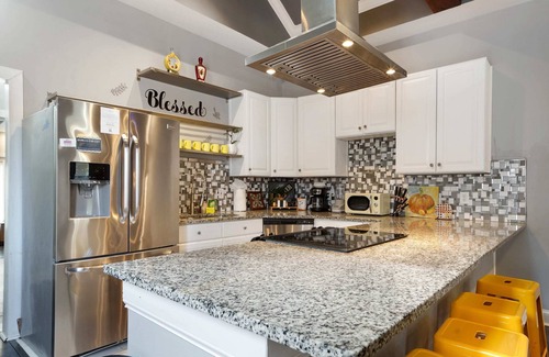 Smoketown Jackson Casa | Swanky 3 Bedroom/2.5 Bath with King Bed, Parking