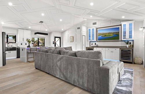 Peaceful Valley Casa | SWANKY MODERN 4BR/3BA WITH POOL&HOT TUB IN OLD TOWN