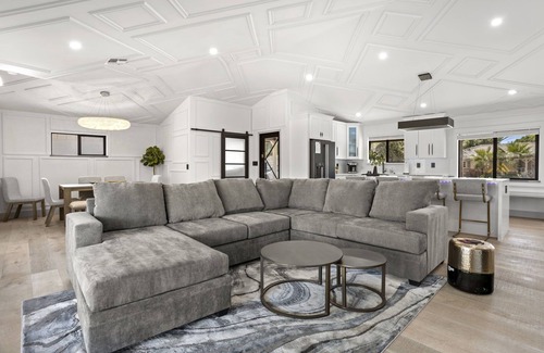 Peaceful Valley Casa | SWANKY MODERN 4BR/3BA WITH POOL&HOT TUB IN OLD TOWN