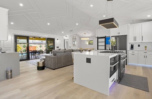 Peaceful Valley Casa | SWANKY MODERN 4BR/3BA WITH POOL&HOT TUB IN OLD TOWN