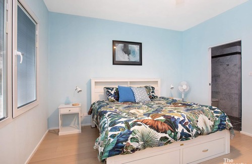 Mannering Park Casa | Swanky Suite Studio - 1 Bedroom Waterfront property with Shared Pool