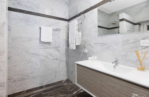 Mannering Park Casa | Swanky Suite Studio - 1 Bedroom Waterfront property with Shared Pool