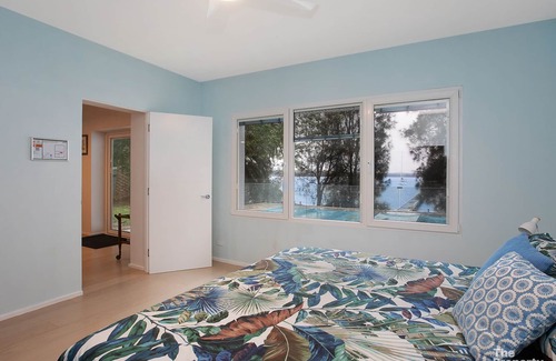 Mannering Park Casa | Swanky Suite Studio - 1 Bedroom Waterfront property with Shared Pool