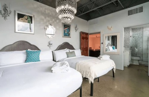East Cesar Chavez Casa | Swanky Townhome