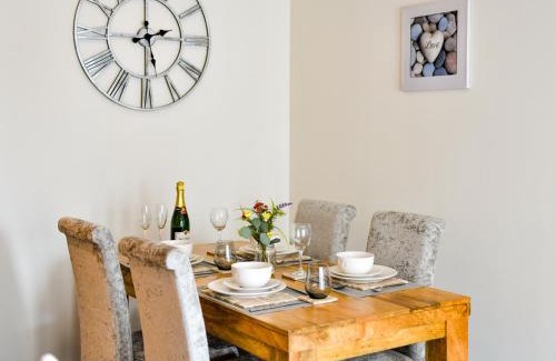 Castle Apartamento | Swansea Marina - Sleeps 4 - Underground parking