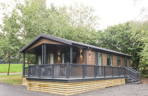 Allithwaite Cabina | SWARDALE, pet friendly, with hot tub in Cartmel