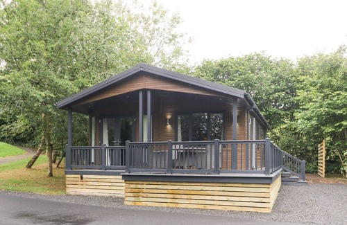 Allithwaite Cabina | SWARDALE, pet friendly, with hot tub in Cartmel