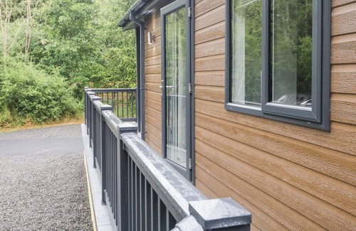 Allithwaite Cabina | SWARDALE, pet friendly, with hot tub in Cartmel