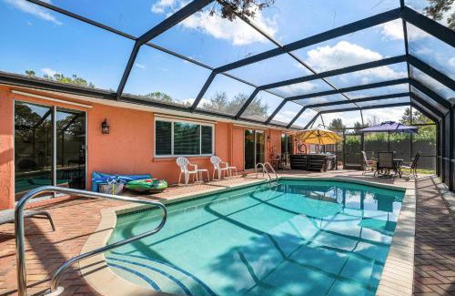 Bradenton Casa | Swaying Palms! Coastal home with amazing pool just a short drive from Anna Maria Island!