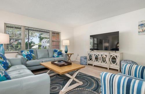 Bradenton Casa | Swaying Palms! Coastal home with amazing pool just a short drive from Anna Maria Island!