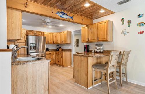 Bradenton Casa | Swaying Palms! Coastal home with amazing pool just a short drive from Anna Maria Island!