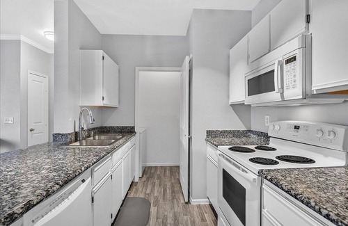 Seven Hills Condominio | Sweeeeet Condo! Pools, gym & more. Covered Parking Seven Hills/Anthem area