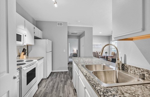 Seven Hills Condominio | Sweeeeet Condo! Pools, gym & more. Covered Parking Seven Hills/Anthem area