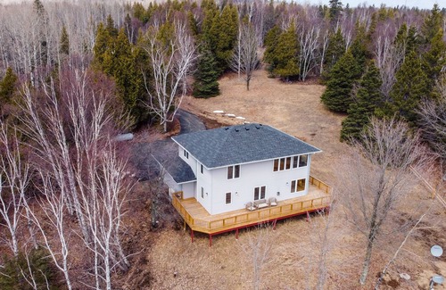 Two Harbors Casa | Sweeping lake views-5 min drive to Gooseberry-10 min to Two Harbors-3 bedrooms