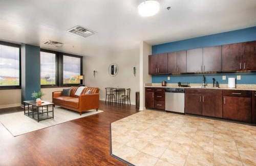 Downtown Pittsburgh Apartamento | Sweeping Stadium Views TOP LOCATION BEST VIEWS FAST WIFI 24-7 Gym Lounge Roku