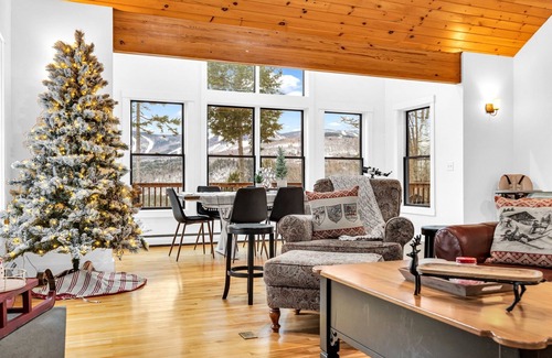 Newry Chalet De Esquí | Sweeping Sunday River VIEWS! Hottub! Game Room!