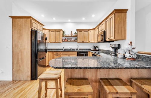 Newry Chalet De Esquí | Sweeping Sunday River VIEWS! Hottub! Game Room!