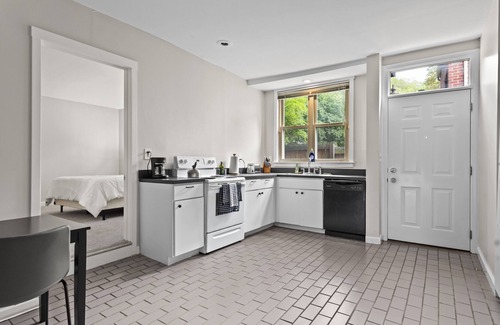 Mount Auburn Condominio | Sweeping Views in Bright and Spacious Loft in OTR