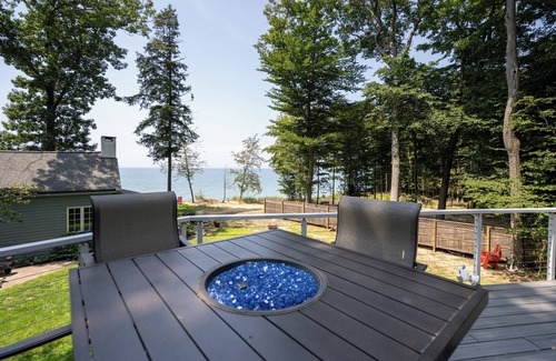 Fennville Casa | Sweeping Views of Lake Michigan w/Private Beach