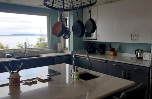 Eastsound Cabina | Sweeping Views on the Water
