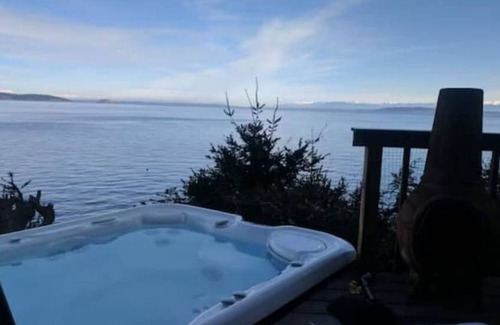 Eastsound Cabina | Sweeping Views on the Water