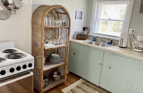 Geneva-on-the-Lake Cabaña | Sweet and Cozy two bedroom Lake Erie Cottage