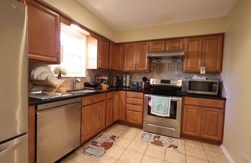 Germantown Casa | Sweet & Beautiful Spacious Town House - A home away from home