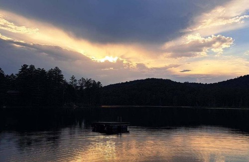 Stony Creek Cabina | Sweet Chalet by the Lake, Mini-golf!