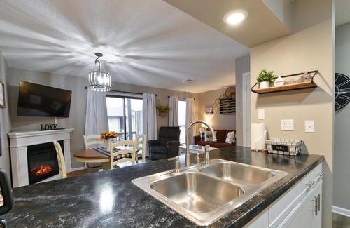 Downtown Branson Condominio | Sweet Clover - Indoor Pool - HOT TUB Area - Resort Style - Center of Branson!!