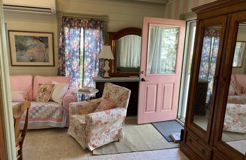 Sea Isle City Cabaña | NUEVO ... DULCE ... DARLING ... SECLUDED ... COTTAGE ... BEACH 2 BLOCKS ... WALK to FISH ALLEY