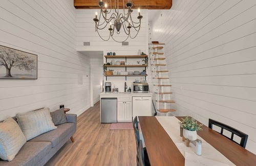 Waco Villa | Sweet Escape Farm Stay - The Bonbon Suite