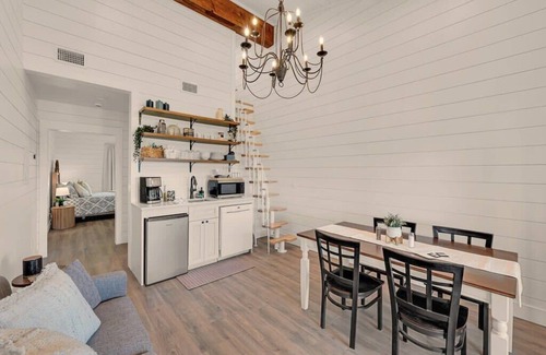Waco Villa | Sweet Escape Farm Stay - The Bonbon Suite